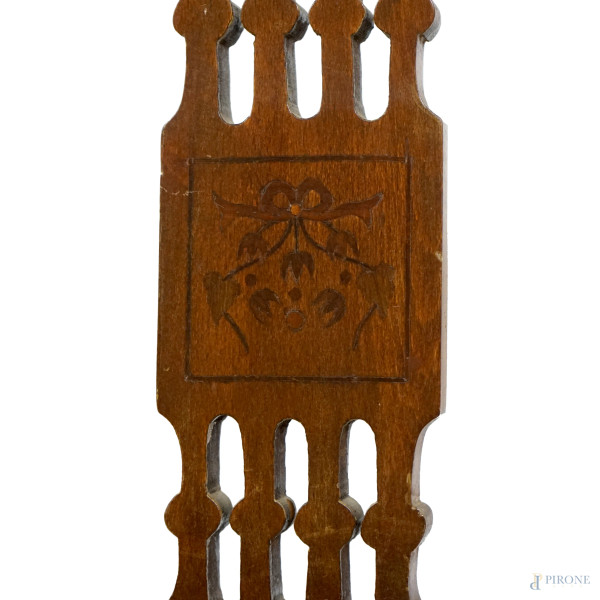 Divano in legno finemente intarsiato a motivi liberty, XX secolo, misure cm h 80,5x121x54,5, (dif...