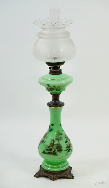 Lampada a petrolio in opalina verde, inizi XX secolo, a decoro di paesaggio e fiori, montatura in metallo brunito, cm h 80