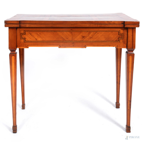 Tavolo da gioco in legno impiallacciato e intarsiato in varie essenze con fiori e volatili al piano, XIX secolo, misure chiuso cm 72,5x78x40,5; misure aperto cm 70,5x78x40,5, (segni di usura, scalfiture, sollevamenti di impiallacciatura, difetti)