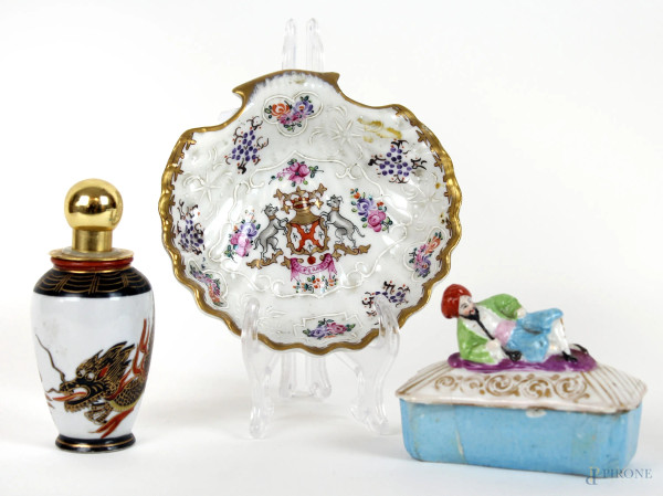 Lotto composto da  tre oggetti in porcellana, manifatture diverse, alt. max cm 12, (difetti).