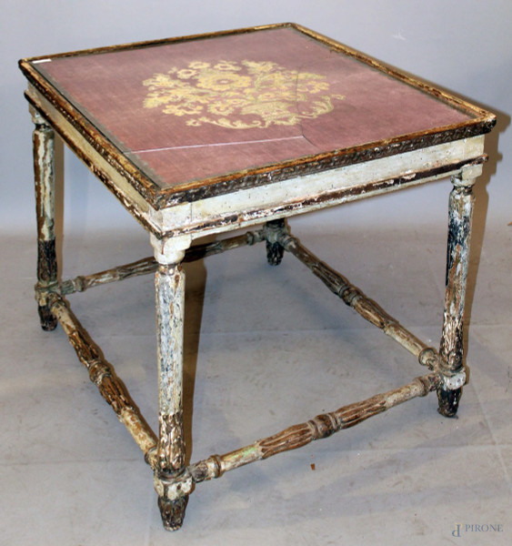 Basso tavolinetto in legno laccato, piano con stoffa ricamata, Venezia XVIII sec, h.61x64x75cm