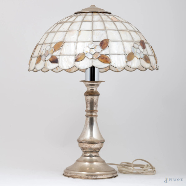 Lampada in stile Tiffany con fusto in argento e paralume in argento e pietre dure, XX secolo, alt...