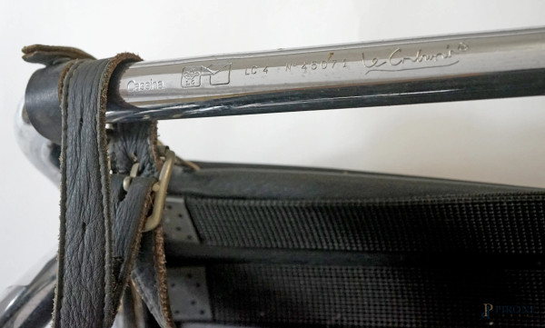 Chaise longue Le Corbusier in pelle nera e acciaio, XX secolo, cm 75x167x53 (difetti)