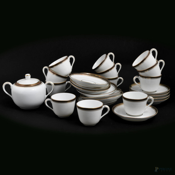 Servizio da caffè Ginori in porcellana bianca con profilo   blu e oro composto da 12 tazzine, 12 piattini, zuccheriera, altezza massima cm 9, diametro piattini cm 12,5
