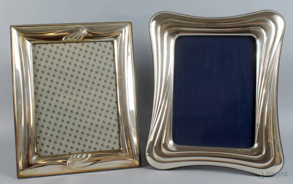 Lotto composto da due cornici portafoto in argento, misura max. 34x28,5 cm.