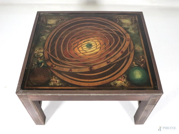Tavolinetto basso con struttura in legno. Piano con stampa ritoccata raffigurante visione cosmologica, XX secolo, cm 45,5x75x66,5, (segni di usura, scalfiture, difetti)