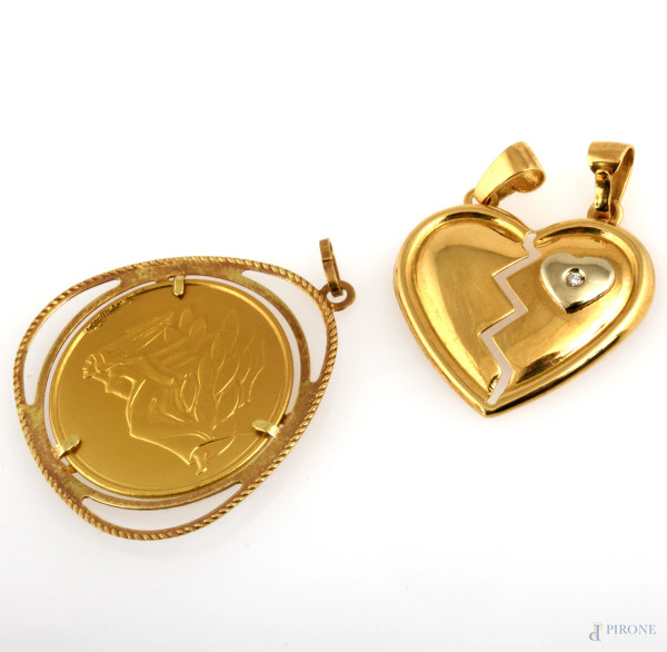 Lotto di due medagliette in oro 18 kt, peso gr 6,9, misura massima cm 3x3 cm