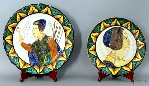 Lotto composto da due piatti in ceramica dipinta raffigurante figure, diametro max 33 cm.