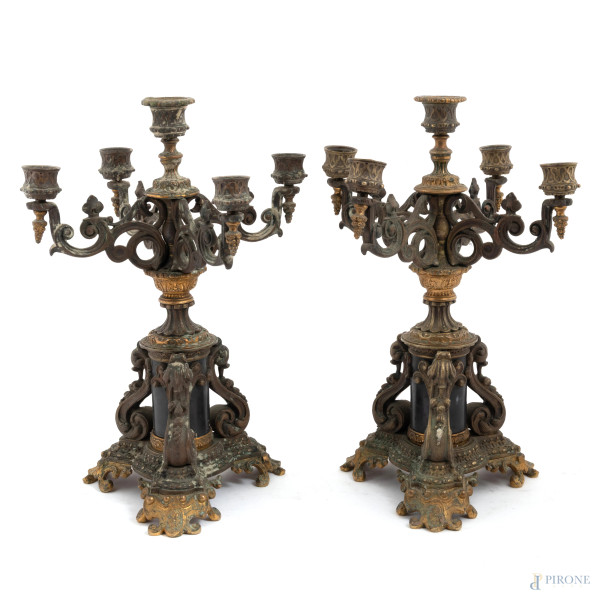 Coppia di candelabri a 5 luci in bronzo dorato e marmo nero, XX secolo, altezza cm 36, (segni di usura, difetti)