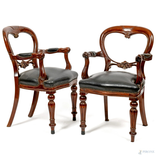 Lotto di 10 poltroncine in mogano con seduta e braccioli in pelle nera, XX secolo, cm 92x55x55, (difetti)