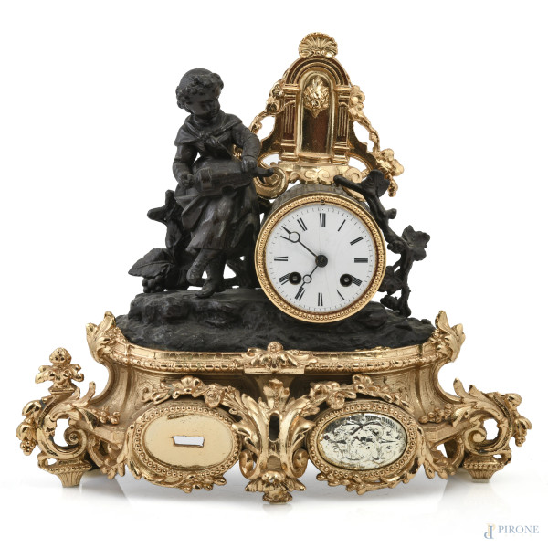Orologio da camino in antimonio dorato con scultura di fanciulla musicante, XX secolo, cm 34x39x10, (segni di usura, graffi, scalfiture, difetti, rotture, da revisionare)