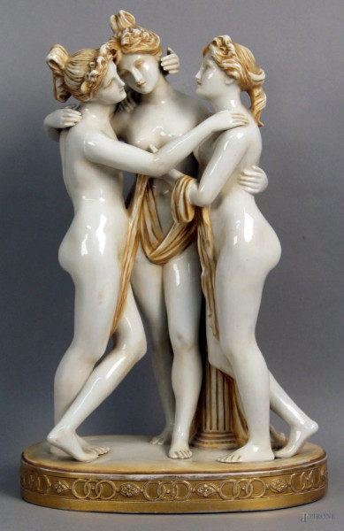 Le tre grazie, scultura in porcellana bianca con particolari dorati, h. 37 cm, marcate.