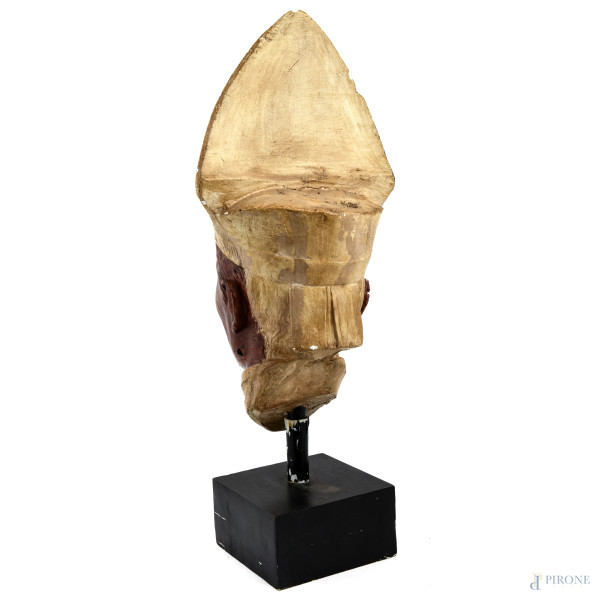Testa di vescovo, XX secolo, scultura in gesso dipinto e dorato poggiante su base in legno dipint...