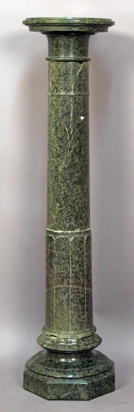 Colonna in marmo verde delle Alpi, XIX sec., H 122 cm.