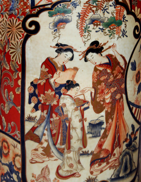 Coppia di grandi vasi in porcellana imari a decoro floreale e figure, poggianti su basi in legno, XX sec., h. cm 90.
