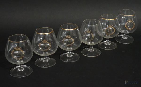 Sei bicchieri napoleonici da Brandy in vetro trasparente con monogramma e profili dorati, XX secolo.