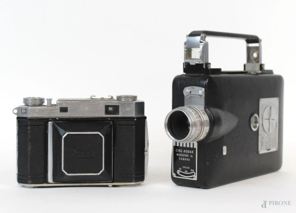 Lotto composto da una videocamera modello Cine-Kodak Magazine 16 Camera ed una macchina fotografica modello Kodak Retina II a, misure max  cm 11,5x18,5,  entro custodie, (difetti e meccanismi da revisionare).