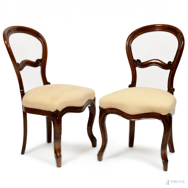 Coppia di sedie con struttura in mogano e tappezzeria in tessuto bianco. Gambe anteriori mosse, XX secolo, cm 90x48x40, (difetti)