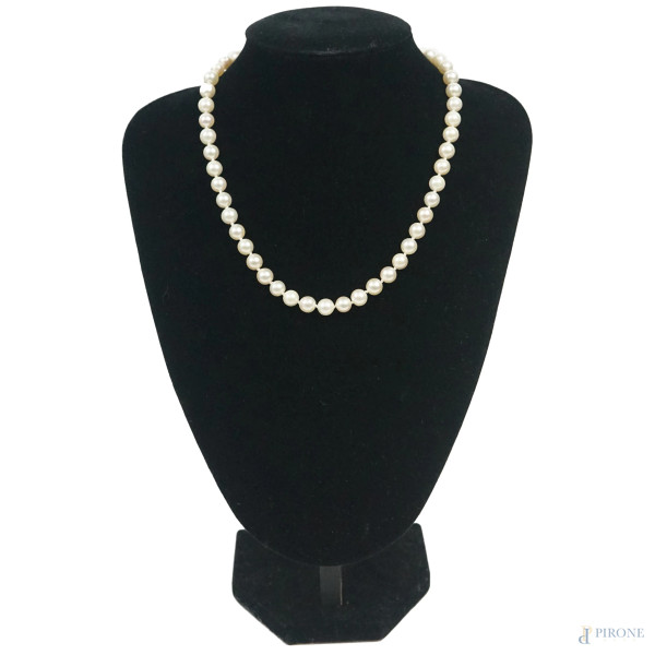 Collana di perle Nihama, con chiusura in oro bianco 750, lunghezza cm 45, entro scatola originale.