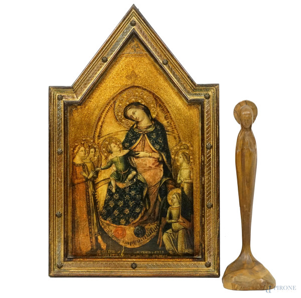 Lotto composto da una scultura in legno intagliato ed un'oleografia su tavola raffiguranti Madonna con Bambino, missure max cm 52x32, XX secolo, (difetti).