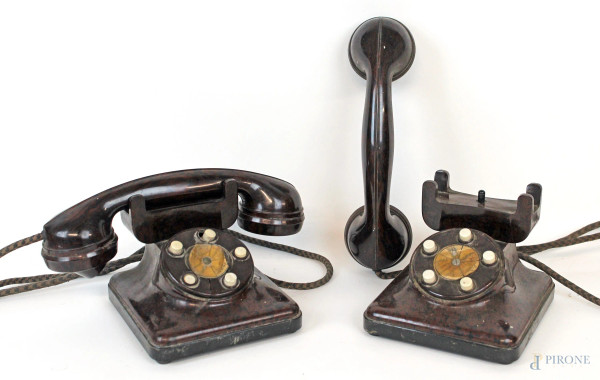 Coppia di telefoni da centralino in  bachelite, marcati S.a.f.n.a.t. Milano, cm h 13x25x15, (difetti e fili elettrici recisi).