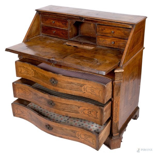 Ribalta lastronata in noce e radica di noce e intarsiata in varie essenze. Corpo inferiore a fron...