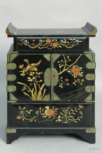 Mobilino portagioie in legno ebanizzato a decoro di fiori e uccelli con cassettini e sportello, finiture in metallo, H 32 cm, Arte orientale, primi 900.