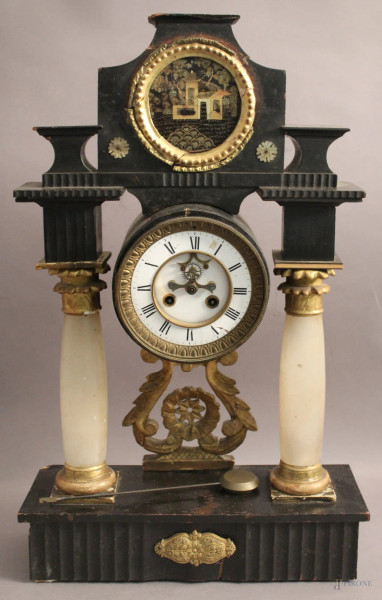 Orologio a tempietto in legno ebanizzato, colonne in onice e particolari dorati, XIX sec., H 60 cm, da revisionare.