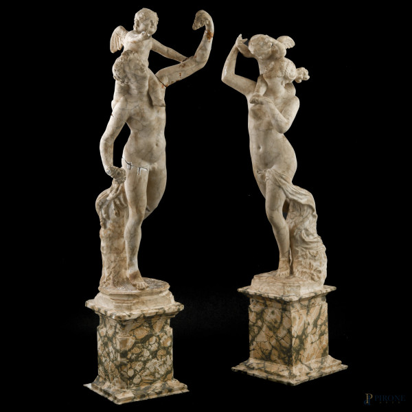Coppia di sculture in stucco raffiguranti figura maschile e figura femminile con putti, XX secolo, altezza massima cm 79,5, (segni di usura, scalfiture, difetti, rotture, mancanze, restauri)