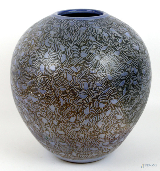 Vaso in ceramica smaltata viola, decori a motivi fogliacei, altezza cm 27, siglato e datato sotto la base
