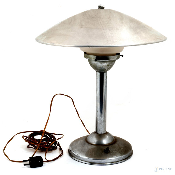 Lampada da tavolo in metallo argentato e  vetro satinato, XX secolo, altezza cm 40, (segni di usura, rotture, difetti, da revisionare)