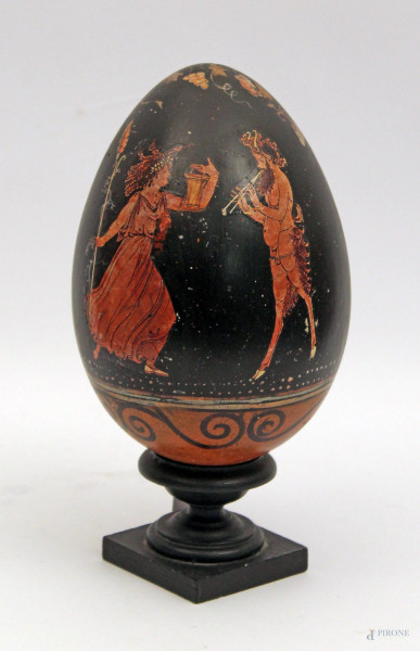 Uovo in gesso decorato a scene classiche, h. cm 21.