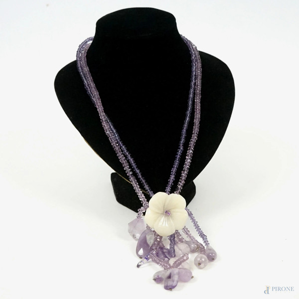 Collana in ametista con pendente in vetro bianco a forma di fiore, lunghezza cm 59, (segni di utilizzo).