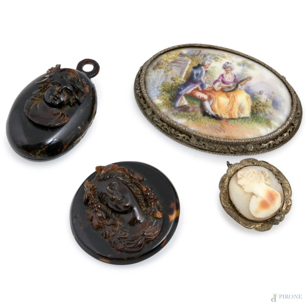 Lotto composto da tre cammei e miniatura ovale  in porcellana con profilo in argento cesellato con scena galante, misura massima cm 7,5x5,5