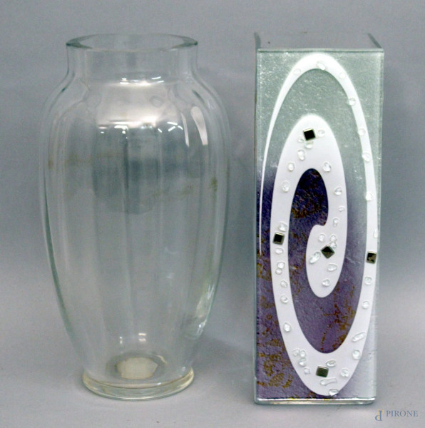 Lotto composto da due vasi diversi in vetro, altezza max. 30 cm.