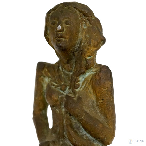 Scultura in bronzo raffigurante una figura femminile seduta, piedistallo in legno, firmata, altez...