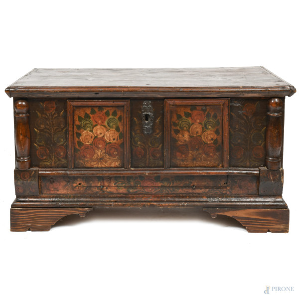 Cassapanca in legno con fronte modanato dipinto a motivi floreali, XX secolo, cm 56,5x107x50, (segni di usura, scalfiture, rotture, restauri, difetti)