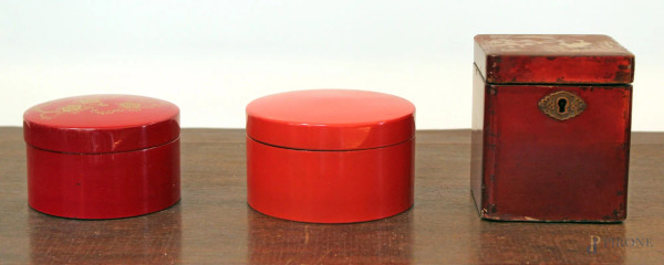 Lotto composto da tre cofanetti in legno laccato rosso, altezza max. 10 cm.