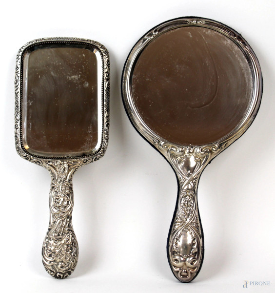 Lotto di due specchi a mano in argento sbalzato e cesellato, lunghezza max cm 29