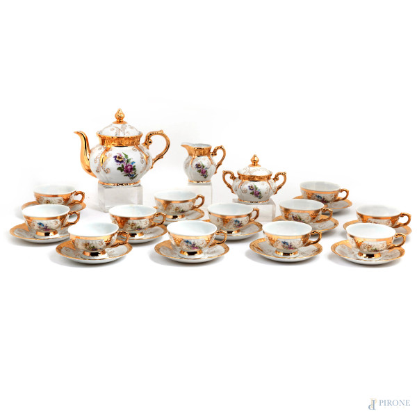 Servizio da the in porcellana Bavaria a fondo bianco con profili oro e decori floreali composta da 12 tazze, 12 piattini, zuccheriera, lattiera, teiera, XX secolo, misure massime altezza cm 18, (segni di usura, lievi scalfiture)