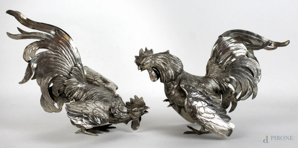 Lotto di due galli in argento cesellato, altezza cm 16,5, gr 600
