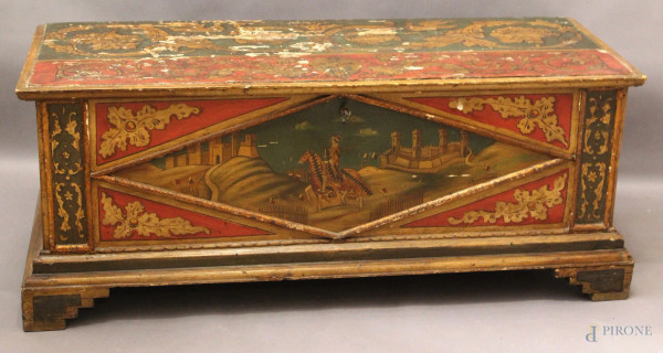 Cassapanca in legno laccato e dipinto a decoro di festoni frontale con paesaggio e cavaliere, XIX sec., cm 56 x 140 x 53.