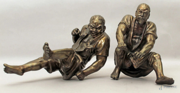 Lotto composto da due figure in metallo brunito, Arte orientale, H 28 cm e H 20 cm.