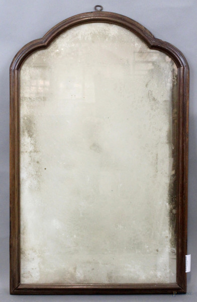 Specchiera di linea sagomata in noce intagliato, cm. 96x59,5, XIX secolo, (segni del tempo).