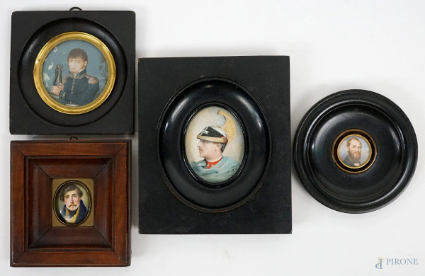 Quattro miniature raffiguranti gentiluomini ed ufficiali, XIX-XX secolo, diam. max cm 6, entro cornici, (lievi difetti).