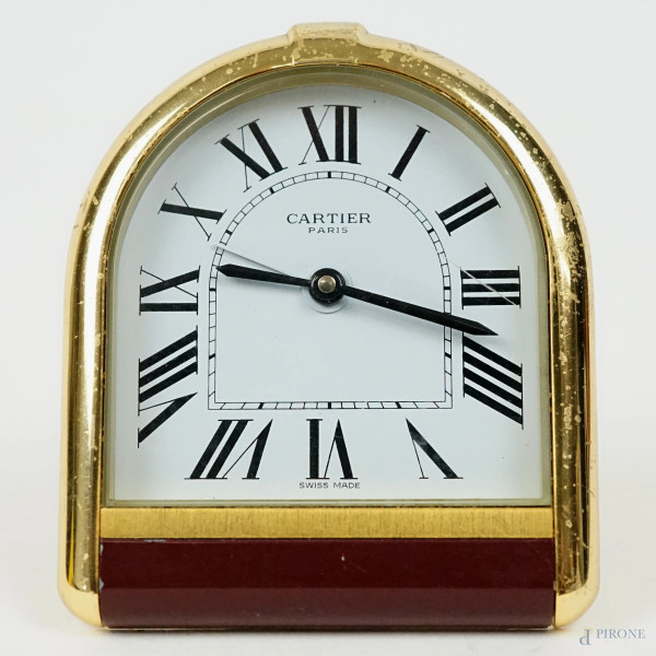 Cartier, sveglia da tavolo in metallo dorato e smalto, quadrante a numeri romani, cm h 9x7, (difetti, meccanismo da revisionare)