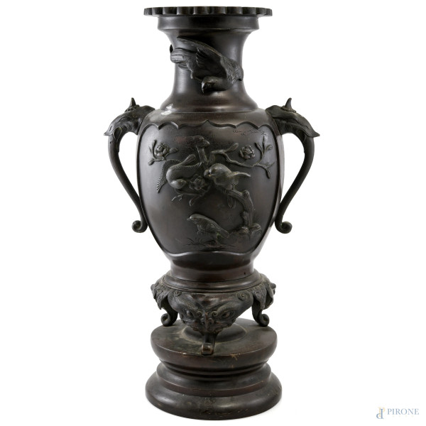 Vaso in metallo patinato con rilievi di rondini, XX secolo, altezza cm 50,5, (segni di usura, graffi)