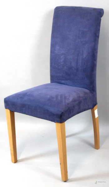 Sedia Calligaris in legno rivestita in stoffa blu.