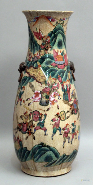 Vaso in maiolica policroma a decoro di guerrieri, h. 62 cm, arte orientale.