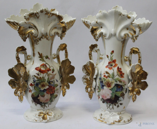Coppia di vasi Luigi Filippo in porcellana policroma a decoro di fiori, h. 34 cm